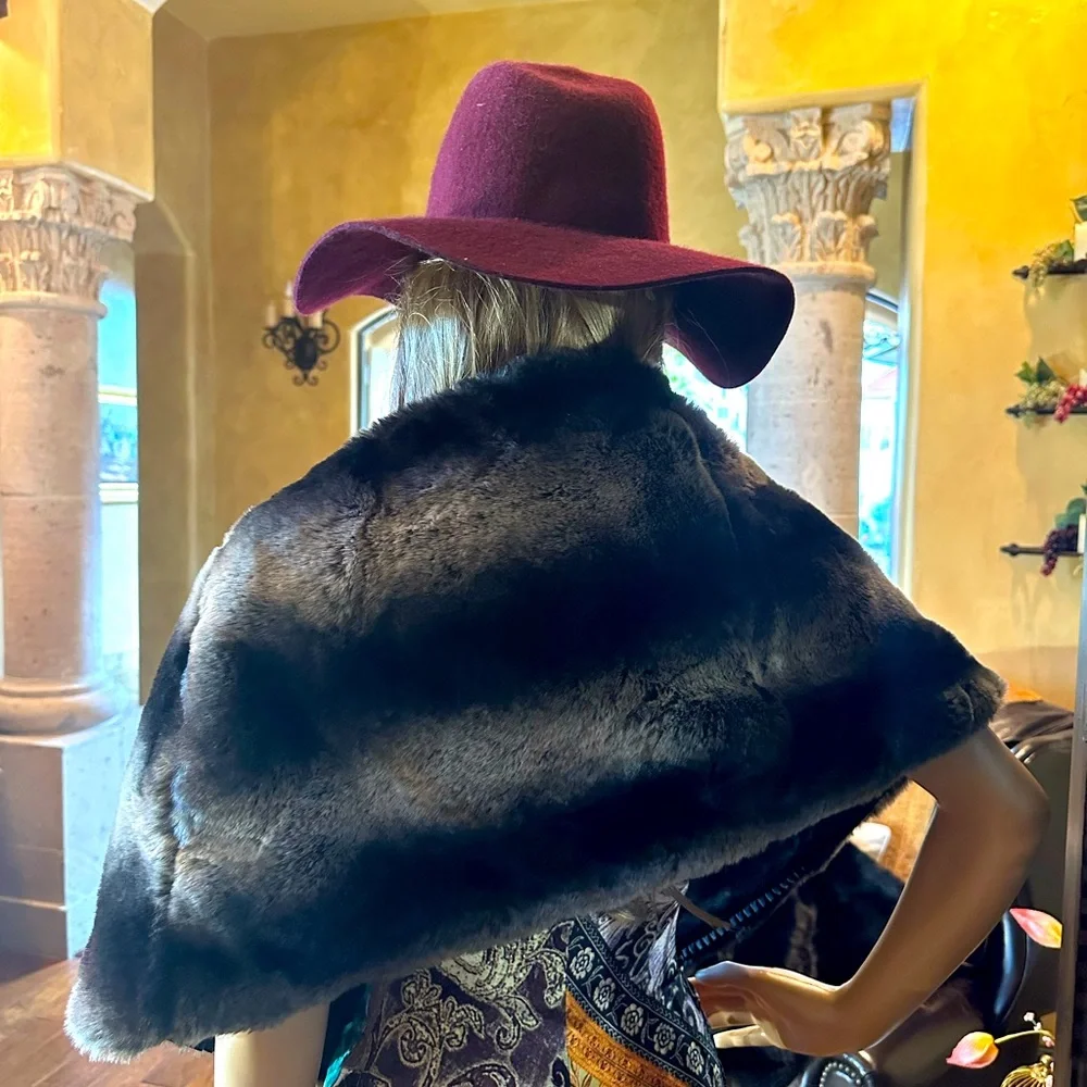 Beautiful Cache Faux Fur Stole Wrap - Picture 5 of 5